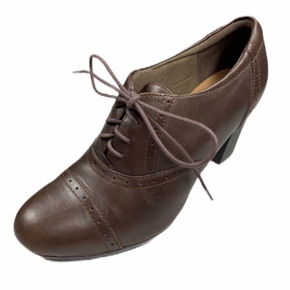 Clarks Shoes - Clark’s brown Oxford style booties size 9